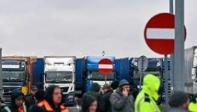 Міністр аграрної політики Польщі попереджає про ризик втрати робочих місць через блокаду кордону з Україною