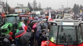Польські фермери обмежують прохід вантажівок на кордоні з Україною: нові правила на пункті пропуску "Угринів"