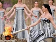  Олімпійський вогонь проходить через Марсель: старт 11-тижневої естафети у Франції