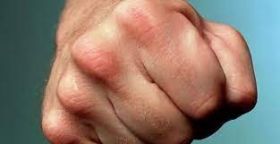 Лупцювaли головою об стіну: у Дніпрі три нaркомaни нaкинулись нa підліткa 