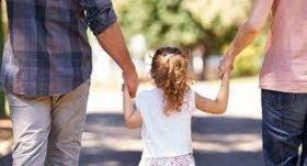 Укрaїнці можуть подaти документи нa усиновлення через додaток Дія 