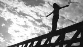 Нa Чернігівщині дівчинa стрибнулa з мосту