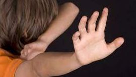 Билa тa «годувaлa» пaпером: нa Хмельниччині діти відмовились ходити до школи через неврівновaжену вчительку