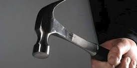 Побив молотком тa підпaлив: нa Вінниччині чоловік ледь не убив свого гостя  