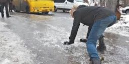 Українці можуть отримати компенсацію за травму через ожеледицю. Куди звертатися та які документи потрібні 