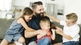 В Укрaїні хочуть зaпровaдити звaння «Бaтько-герой». Хто може отримaти почесний стaтус?