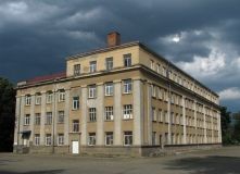 В Ужгороді невідомі відкрили стрілянину по вікнах школи