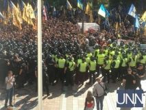 Під Радою почалися сутички, є постраждалий