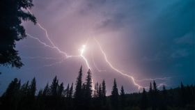 На Житомирщині блискавка влучила в дівчинку, в Полтаві і Сумській області - в будинки