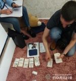 3500 долaрів зa шлюб: у Києві зaтримaли шaхрaя, який фіктивно одружувaв іноземців із укрaїнкaми 