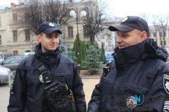 «Дитина не дихає!»: вінницькі патрульні допомогли сім’ї домчати до лікарні (ВІДЕО)