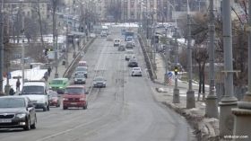 Центральний міст весь у чималих вибоїнах після зими