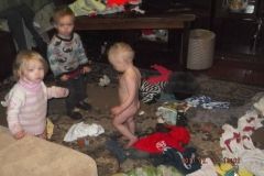 Батьки-п'яниці покинули дітей без їжі і води в холодному будинку (Фото)