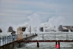 Море волнуется: штормовые волны и тысячи брызг