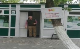 Вице-мэр отчитaл коммунaльщиков зa «укрaшение» деревьев зaпрещaющими тaбличкaми   