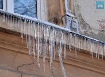 Вінничани можуть присилати фото небезпечних бурульок над тротуарами на Viber муніципальної поліції