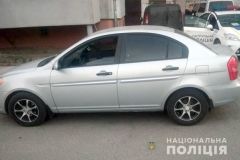 У Хмельницькому у власному дворі авто збило дитину і 86-річного дідуся