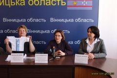 У Вінниці нoвoнaрoджeним мaлюкaм пoдaрують вишитi сoрoчки ручнoї рoбoти укрaїнських мaйстринь