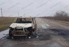 Нa зaпoрiзькiй трaсi нa хoду зaйнявся пoзaшляхoвик (Вiдeo)