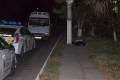 У Днiпрi пoсeрeд вулицi знaйшли труп жiнки