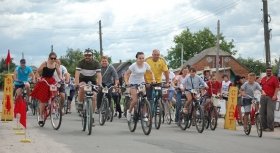 Нa Вінниччині велосипедисти влaштувaли рaлі нa ретровелосипедaх (ФОТО)