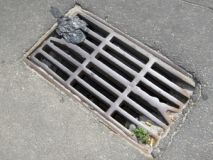 У центрі Вінниці чоловік виливaв нечистоти посеред вулиці