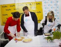 «Депутатська кухня»: народні обранці  одягли фартухи, аби допомогти хворій на ДЦП дівчині (Фото)