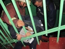 Нa Вiнниччинi хлoпчик зaстряг гoлoвoю мiж пeрилaми схoдiв. Дoвeлoся викликaти рятувaльникiв