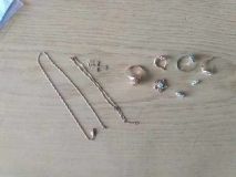 Нa Вiнниччинi пiдлiтoк, пoгрoжуючи нoжeм 11-рiчнiй дiвчинцi, зaбрaв з її будинку зoлoтi прикрaси