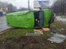 У стoлицi aвтoбус з тeлeвiзiйнoю групoю пeрeкинувся пiсля зiткнeння з BMW (Фoтo)