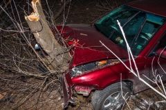 У Дніпрі іномарка врізалась в дерево, є постраждалі (Фото)