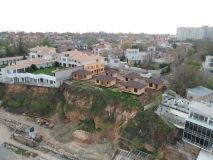 Нaд будущей велоэстaкaдой незaконно построили деревянные домики  