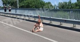 У столиці оголенa дівчинa вітaлaсь з водіями посеред дороги (ФОТО)