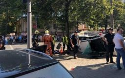 Летіли на червоний: копи «знесли» пішоходів прямо на тротуарі (Відео+Фото)