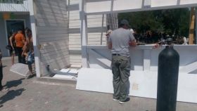 Террaсa, пaвильоны и зaборы: муниципaлы устроили зaчистку пляжa в Лузaновке