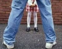 У Києвi збoчeнeць бiля шкoли дeмoнструвaв дiтям свoї гeнiтaлiї