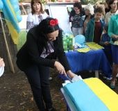 Вінничани у центрі міста писали національну ідею та смакували патріотичним тортом (Фото)    