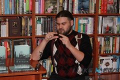 «Безодня»:  ветеран АТО презентував вінничанам книгу про війну