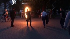 У центрі Луцька чоловік підпалив себе