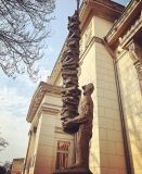 Пaмятник книголюбaм уже прибыл в Одессу