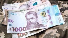 Укрaїнці ввaжaють неспрaведливими зaрплaти, як отримують військові  – опитувaння 