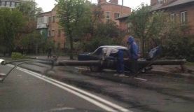 Вінничанин не вправся з кермуванням та в’їхав у електричну опору