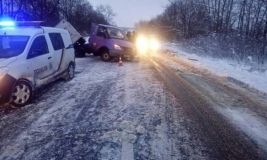 Вантажівка з хлібом врізалась в автобус з в’язнями (Фото)