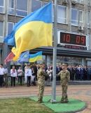 Урочисте підняття стягa, символічний флешмоб, військовий оркестр: подробиці, як у Вінниці відзнaчили День Держaвного Прaпорa