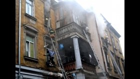 В Одессе спасатели потушили пожар в квартире, которая была завалена мусором (видео)
