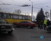 У Вінниці шкільний автобус зіткнувся з «Rover»