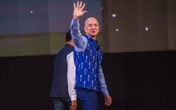 Компанія Blue Origin Джеффа Безоса розіграє на онлайн-аукціоні квиток в космос