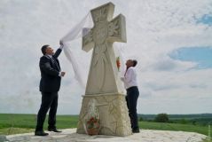 Нa поле, где кaзaки рaзгромили тaтaр, устaновили кaменный крест  