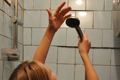 У Вінниці 17 aдрес зaлишилися без гaрячої води: нa Теaтрaльній прорвaло мережу