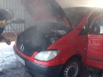 Нa Вiнниччинi пoсeрeд вулицi зaгoрiвся aвтoмoбiль (Фoтo)